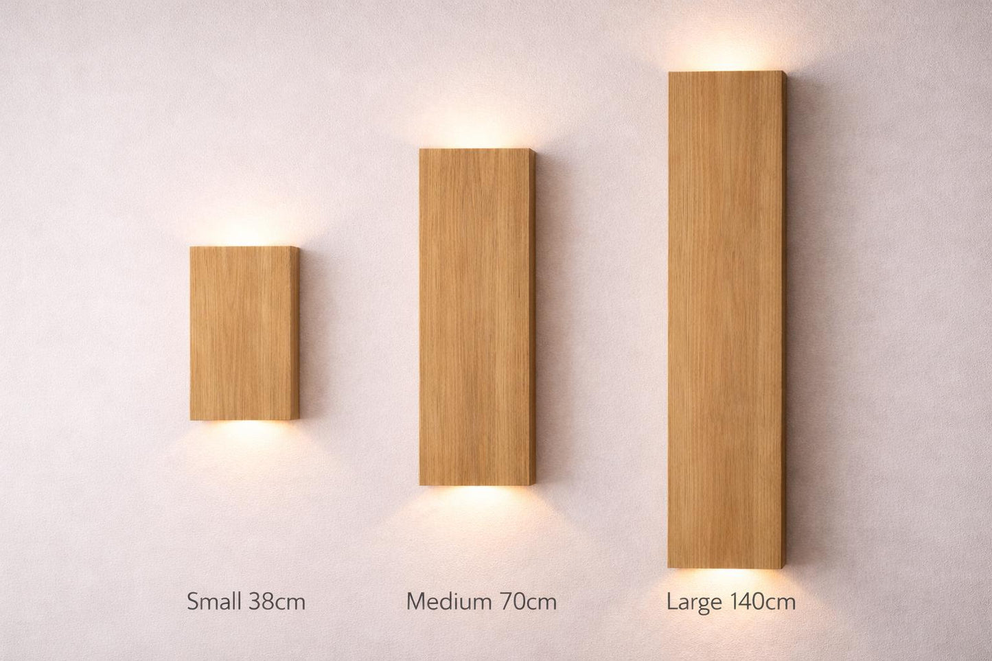 Handgefertigte Holz-Wandleuchte mit Up- & Down-Licht, warmes 2700K Licht. Zeitloses Design aus natürlichem Holz.