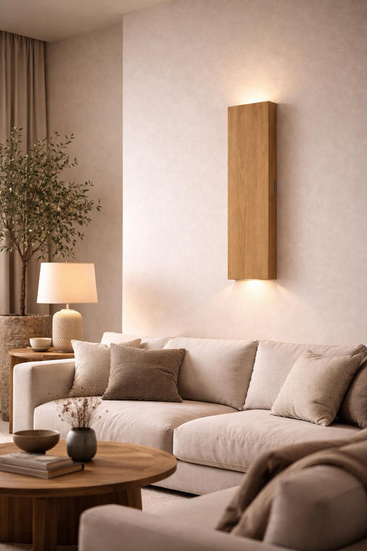Handgefertigte Holz-Wandleuchte mit Up- & Down-Licht, warmes 2700K Licht. Zeitloses Design aus natürlichem Holz.