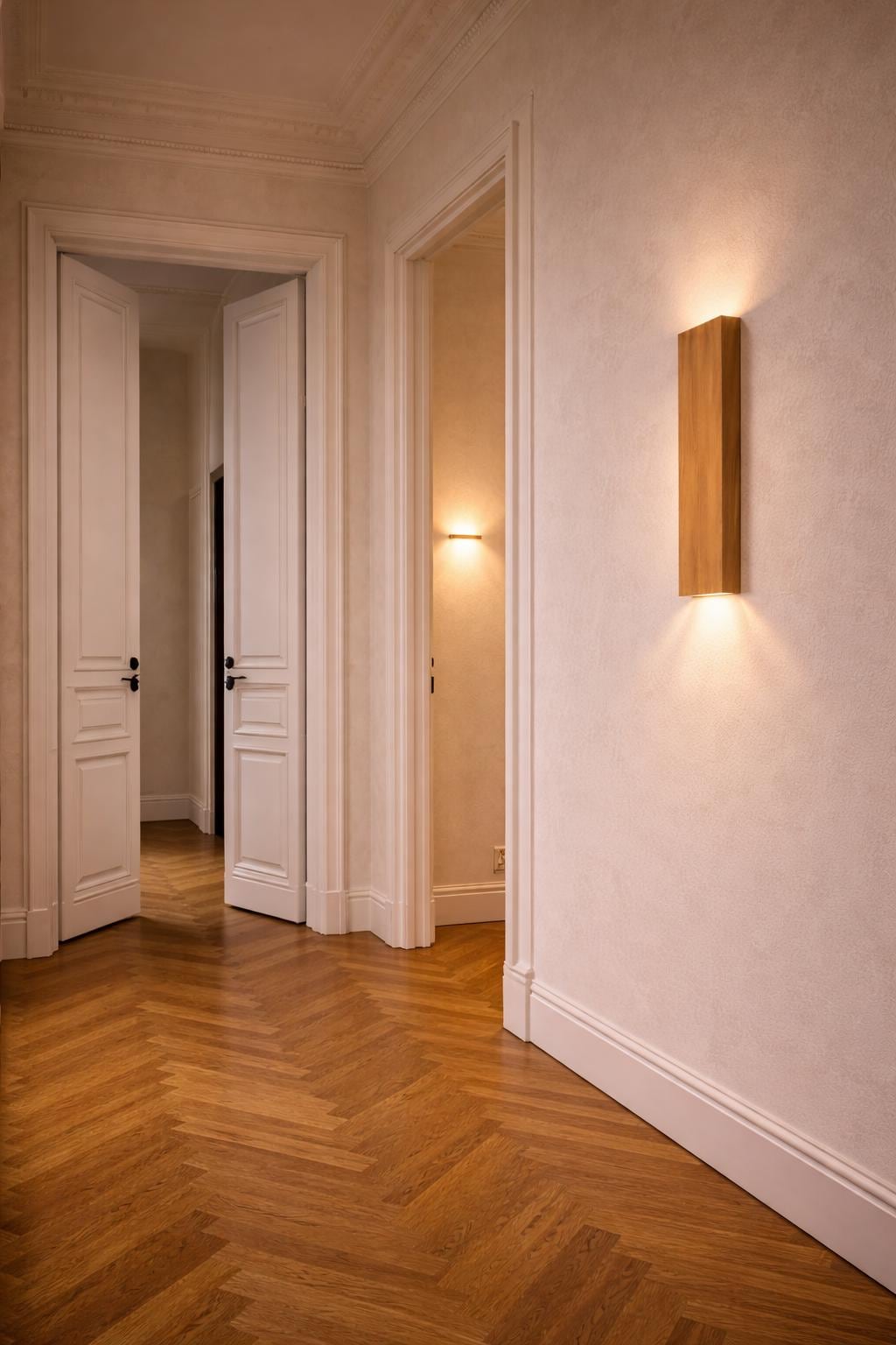 Handgefertigte Holz-Wandleuchte mit Up- & Down-Licht, warmes 2700K Licht. Zeitloses Design aus natürlichem Holz.